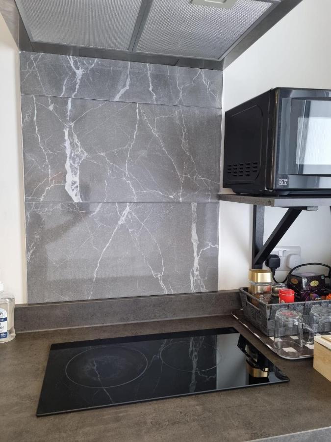 Your Own Studio Flat With Everything You Need! Fully Equipped Kitchen, Free Coffee And Tea, Own Entrance, Private Parking, Smart Tv With Netflix, Sofa Bed, Your Own Shower And Toilet - All Newly Renovated! Poole Zewnętrze zdjęcie