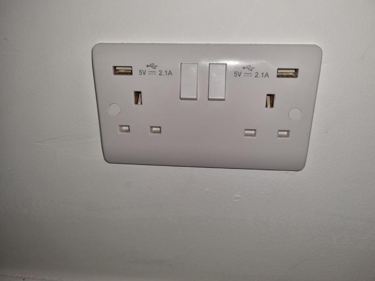 Your Own Studio Flat With Everything You Need! Fully Equipped Kitchen, Free Coffee And Tea, Own Entrance, Private Parking, Smart Tv With Netflix, Sofa Bed, Your Own Shower And Toilet - All Newly Renovated! Poole Zewnętrze zdjęcie