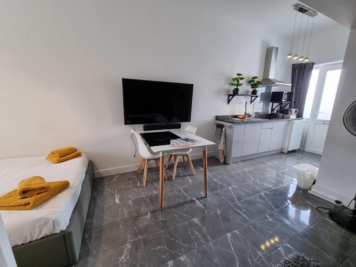 Your Own Studio Flat With Everything You Need! Fully Equipped Kitchen, Free Coffee And Tea, Own Entrance, Private Parking, Smart Tv With Netflix, Sofa Bed, Your Own Shower And Toilet - All Newly Renovated! Poole Zewnętrze zdjęcie