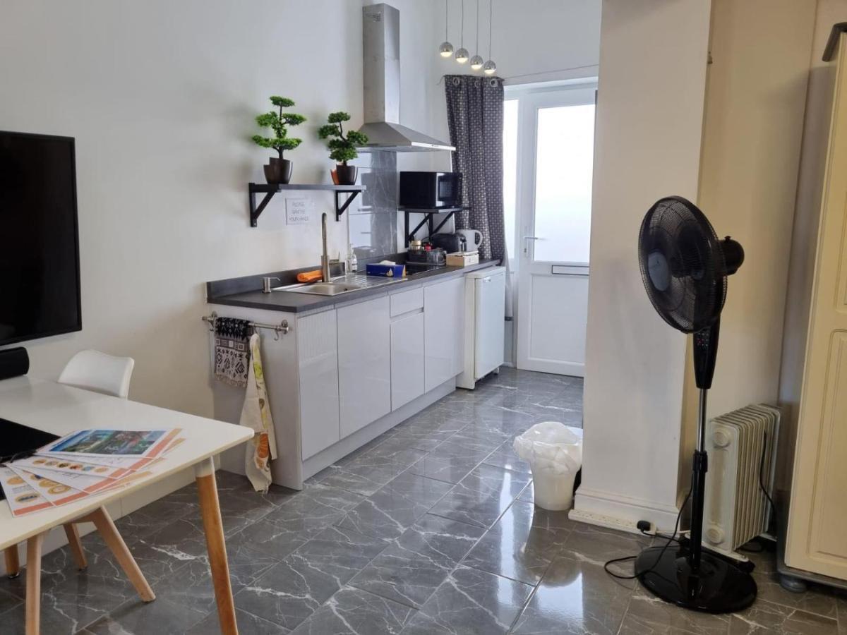 Your Own Studio Flat With Everything You Need! Fully Equipped Kitchen, Free Coffee And Tea, Own Entrance, Private Parking, Smart Tv With Netflix, Sofa Bed, Your Own Shower And Toilet - All Newly Renovated! Poole Zewnętrze zdjęcie