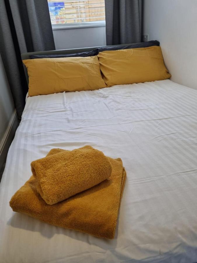 Your Own Studio Flat With Everything You Need! Fully Equipped Kitchen, Free Coffee And Tea, Own Entrance, Private Parking, Smart Tv With Netflix, Sofa Bed, Your Own Shower And Toilet - All Newly Renovated! Poole Zewnętrze zdjęcie
