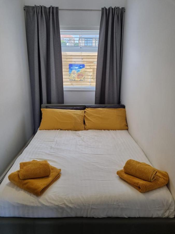 Your Own Studio Flat With Everything You Need! Fully Equipped Kitchen, Free Coffee And Tea, Own Entrance, Private Parking, Smart Tv With Netflix, Sofa Bed, Your Own Shower And Toilet - All Newly Renovated! Poole Zewnętrze zdjęcie