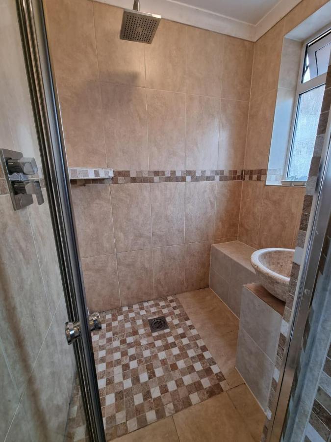 Your Own Studio Flat With Everything You Need! Fully Equipped Kitchen, Free Coffee And Tea, Own Entrance, Private Parking, Smart Tv With Netflix, Sofa Bed, Your Own Shower And Toilet - All Newly Renovated! Poole Zewnętrze zdjęcie